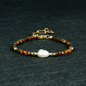 Modieuze onregelmatige zoetwaterparel armband met bruine stenen en gouden ketting.