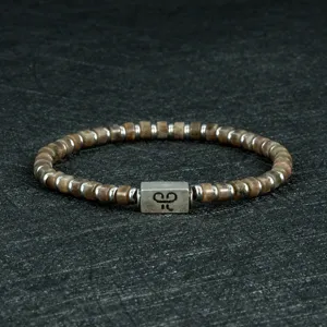 Gedetailleerd overzicht van de 4mm natuurstenen kralenarmband met metalen tussenstukken.