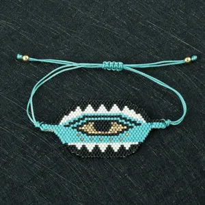 Dettaglio ravvicinato del bracciale di perline Miyuki con occhio malvagio e cordino regolabile.