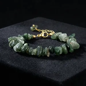 Elegante armband van natuurlijke groene edelsteensplinters met goudkleurige sluiting.