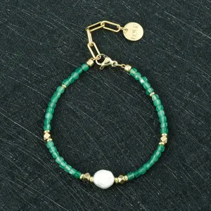 Groene kralenarmband met barokparel, gouden metalen componenten, gedetailleerde close-up.