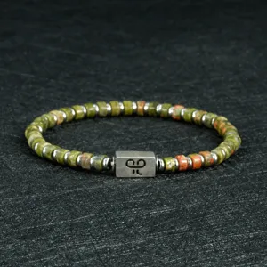 Detailopname van een kralenarmband van 4 mm met groene stenen en metalen spacers.