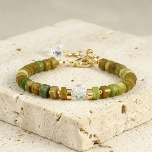 Gedetailleerd overzicht van minimalistische kleurrijke halfedelsteen kralen armband voor dames.