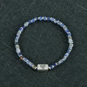 Heren 4mm blauwe steen cilinder kralen armband met metalen tussenkralen en bedel.