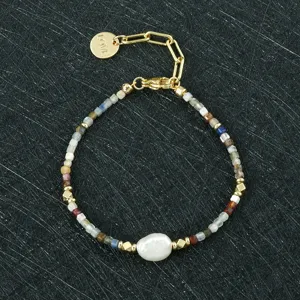 Gedetailleerd aanzicht van stijlvolle kralenarmband met onregelmatige zoetwaterparel