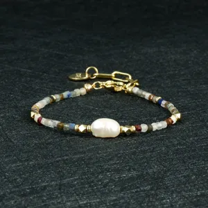 Elegante handgemaakte edelsteen kraal armband met een natuurlijke zoetwaterparel voor dames.