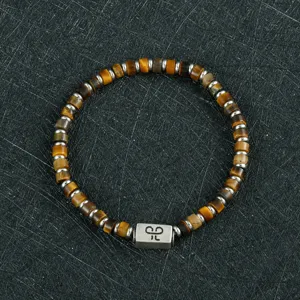Gedetailleerd overzicht van de 4mm tijgeroog kraal armband met metalen tussenstukken.