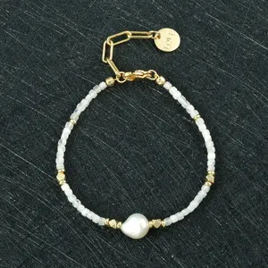 Chique minimalistische kralenarmband met barokparel en gouden accenten voor dagelijks gebruik.