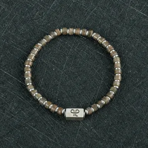 Moderne 4mm tijgeroog kralen armband voor heren, stijlvol niche sieraad met metalen accent.