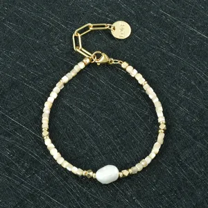 Elegante zoetwaterparel armband met gouden kralen en verstelbare ketting, chique stijl.