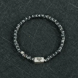 Heren 4mm kralenarmband met zilveren metalen afstandhouders en gegraveerde bedel stijlvol