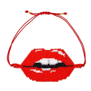 Braccialetto di perline Miyuki fatto a mano con design labbra rosse e cordino regolabile.