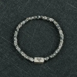 Heren mode 4mm kralenarmband met metalen afstandskralen en gegraveerde hanger op donkere achtergrond