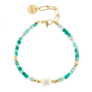 Modieuze minimalisten groene kralen armband met zoetwaterparel en leuke love bedel.