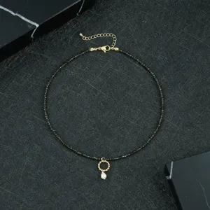 Girocollo vintage di perle nere con ciondolo di perla delicato e catena dorata elegante.