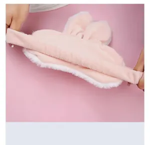 Lindo antifaz de felpa con orejas de conejo para dormir, suave sombra rosa para una siesta cómoda.