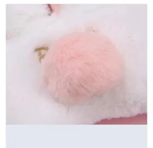 Vista detallada de la mascara de sueño de peluche suave con un pompon rosa muy tierno.