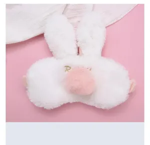 Detalle de la máscara de ojo de conejo de felpa blanca suave con orejas rosas bonitas.