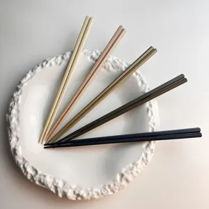 Vista dettagliata di bacchette in lega giapponese, set di stoviglie minimalista ed elegante.