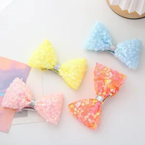 Gros-plan pinces à cheveux nœud paillettes scintillantes, accessoires colorés pour enfants