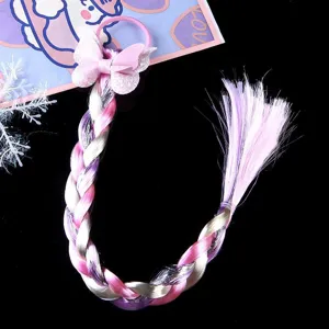 Vue detaillee de tresse de cheveux synthetique coloree avec noeud rose pour accessoires enfants