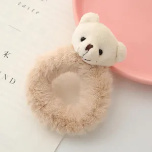 Vista dettagliata dell'elastico per capelli orsetto di peluche, morbido scrunchie marrone.