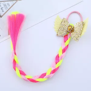 Vista dettagliata dell'elastico per capelli con treccia sintetica colorata per bambini.