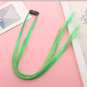 Extension de cheveux brillante verte en détail, mèche scintillante avec clip pour le style.