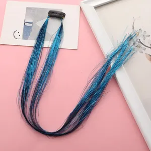 Vue détaillée des extensions de cheveux scintillantes bleues sur clip, mèches laser brillantes fête.