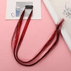 Gros plan détaillé de mèches scintillantes rouges et noires sur une pince à cheveux noire.
