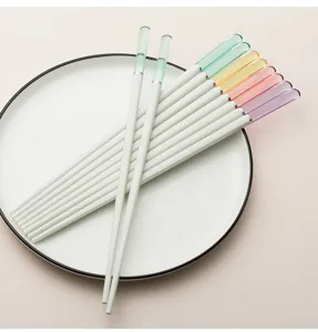Bacchette in lega colorata con dettagli trasparenti in alto, stoviglie eleganti per cucina.