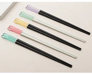 Set di bacchette in lega con eleganti estremità colorate trasparenti per la cucina.