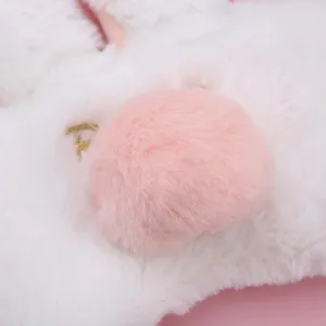 Mascarilla de dormir de peluche suave con piel sintética blanca y pompón rosa.