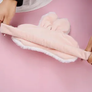 Mascarilla de dormir de peluche suave con orejas de conejo 3D, antifaz cómodo para siesta relajante.