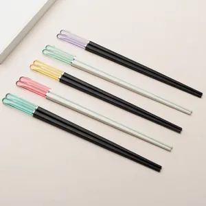 Bacchette in lega moderne per uso domestico, con punte colorate e design antiscivolo.