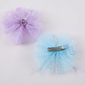 Dettaglio molletta per capelli con fiocco in tulle glitterato, accessorio strass.