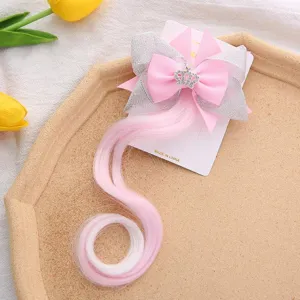 Gros plan détaillé de la pince à cheveux nœud rose et argent avec perruque bouclée.
