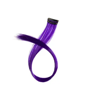 Detaillierte Nahaufnahme der tiefvioletten Haarverlängerung mit Clip für stylische Farbakzente.