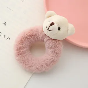 Dettaglio dell'elastico rosa in peluche morbido con testa di orsetto beige per un look quotidiano.