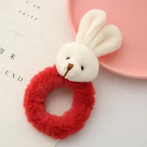 Dettaglio in primo piano di un grazioso scrunchie per capelli con morbido peluche.