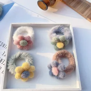 Flauschige Blumen Haargummis Detail, süße Bonbonfarben Haarstyling für Herbst Winter.