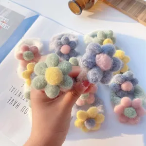 Plüsch Blumen Haargummis Detailansicht, weiche flauschige Textur, süße Bonbonfarben für den Herbst.