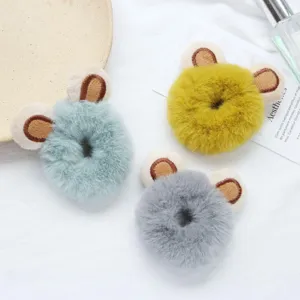 Gros plan de chouchous en peluche mignons avec oreilles d'animaux douces bleu, jaune.