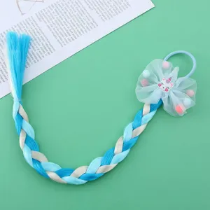 Λεπτομερής όψη παιδικής χρωματιστής πλεξούδας περούκας με φιόγκο και χαριτωμένο μονόκερο.