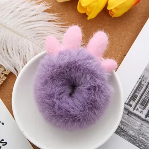 Chouchou en peluche avec bois de cerf violet duveteux accessoire de cheveux mignon pour tous les jours.