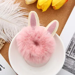 Chouchou de cheveux en peluche rose style coréen avec boule douce et jolies petites oreilles.