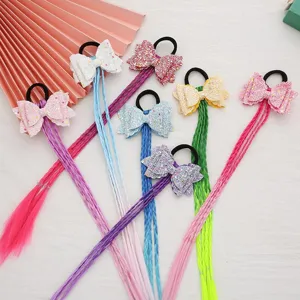 Kleurrijke kind haarrekkers met glitterstrikken en lange gevlochten haarstengen voor feest.