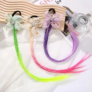 Détail de chouchou perruque tressée colorée pour enfant, joli accessoire cheveux nœud papillon