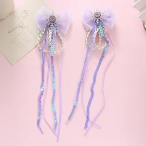 Primo piano di fermagli per capelli viola con fiocchi, fiocchi di neve e paillettes.