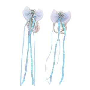 Deliziose mollette per capelli da principessa dei ghiacci con fiocchi blu, trecce e paillettes.